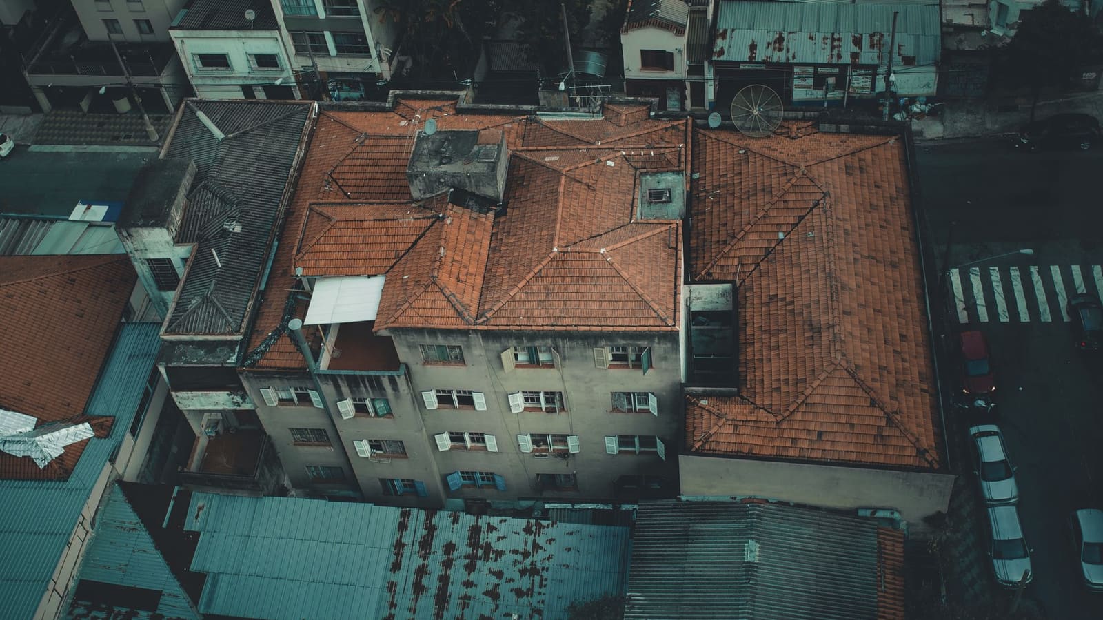 Vista aérea de techos de chapa y losas en un barrio